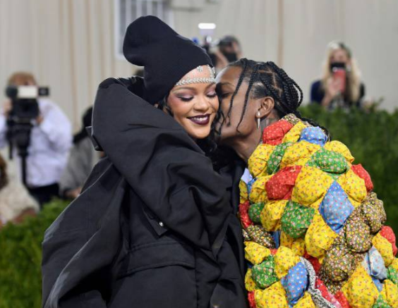 ريهانا تضع مولودها الأول 